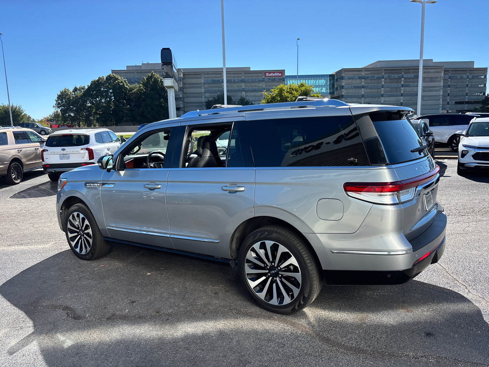 Certified 2024 Lincoln Navigator Reserve AWD/4WD image 5