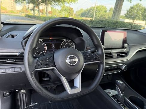 Used 2025 Nissan Altima 2.5 SV FWD image 14