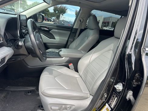 Used 2023 Toyota Highlander XLE image 10