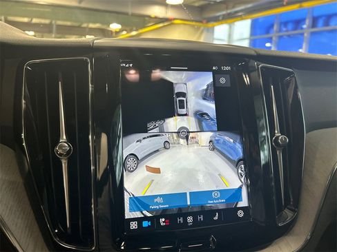 Certified 2025 Volvo XC60 B5 Plus image 17