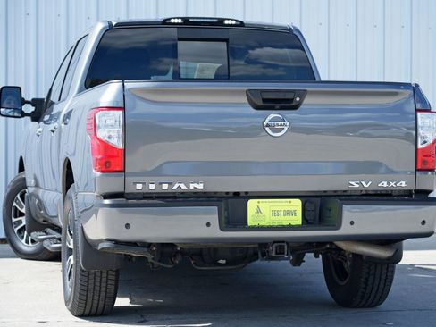 Used 2021 Nissan Titan SV w/ SV Convenience Package image 5