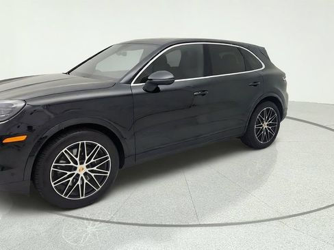 Used 2025 Porsche Cayenne AWD/4WD image 3
