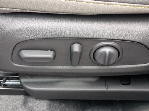 Used 2021 Chevrolet Equinox LS FWD image 11