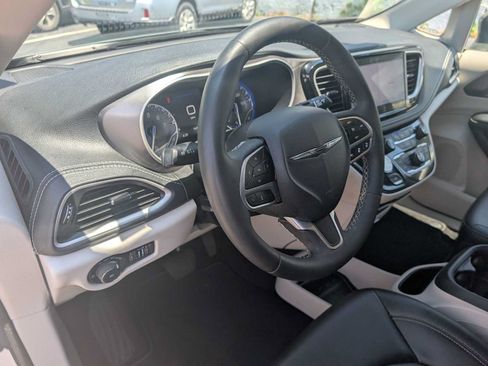 Used 2023 Chrysler Pacifica Touring-L AWD/4WD image 11