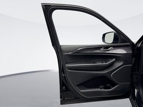 Used 2022 Jeep Grand Cherokee Laredo w/ Luxury Tech Group I image 9