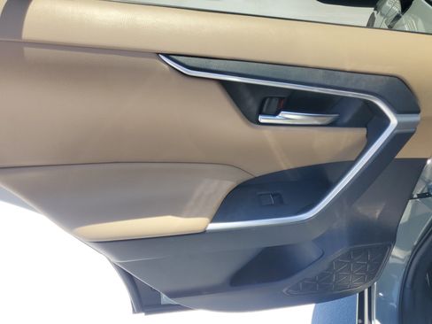 Used 2022 Toyota RAV4 XLE w/ Convenience Package FWD image 14