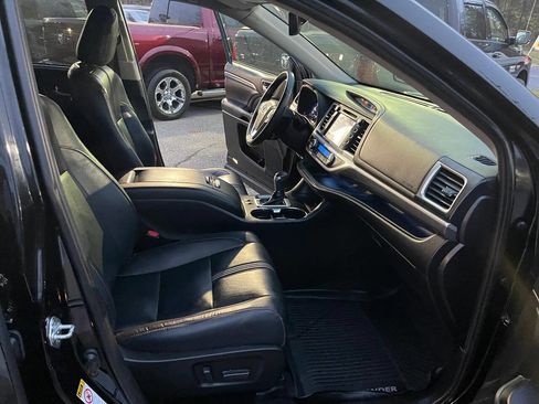 Used 2019 Toyota Highlander SE image 35