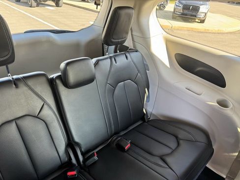 Used 2023 Chrysler Pacifica Touring-L FWD image 20