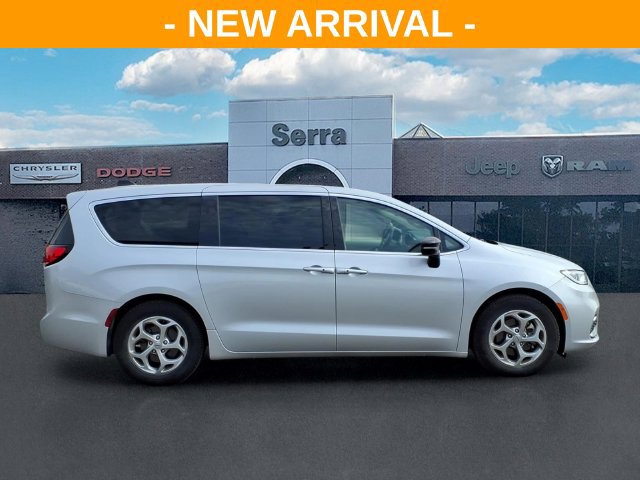 Used 2024 Chrysler Pacifica Limited FWD image 8