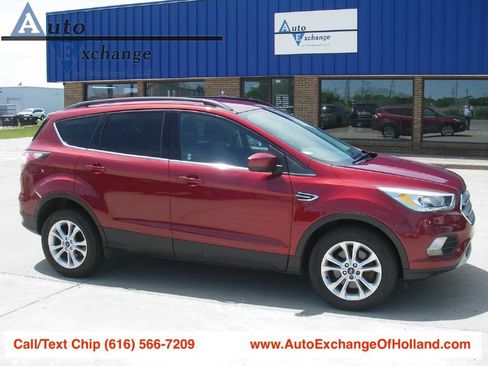 Used 2017 Ford Escape SE w/ Equipment Group 201A AWD/4WD image 1