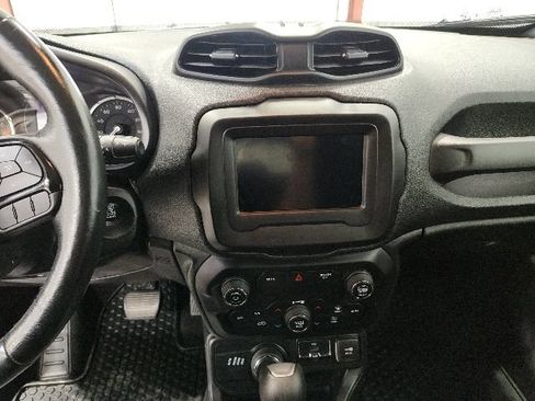 Used 2018 Jeep Renegade Altitude AWD/4WD image 23