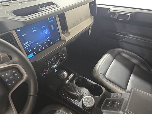 Used 2025 Ford Bronco Outer Banks AWD/4WD image 14