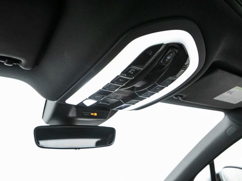 Certified 2024 Porsche Macan AWD/4WD image 32