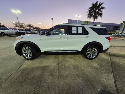 Certified 2020 Ford Explorer Platinum w/ Premium Technology Package image 2