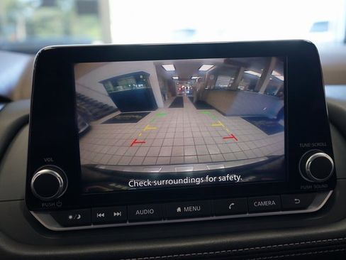 Used 2023 Nissan Rogue SV image 7