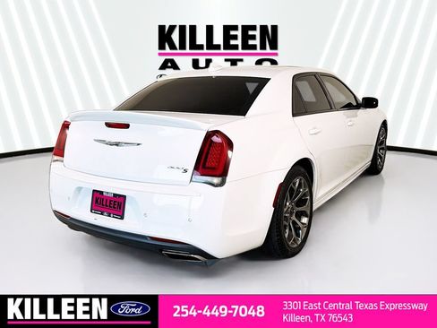 Used 2018 Chrysler 300 S w/ 300S Premium Group RWD image 7