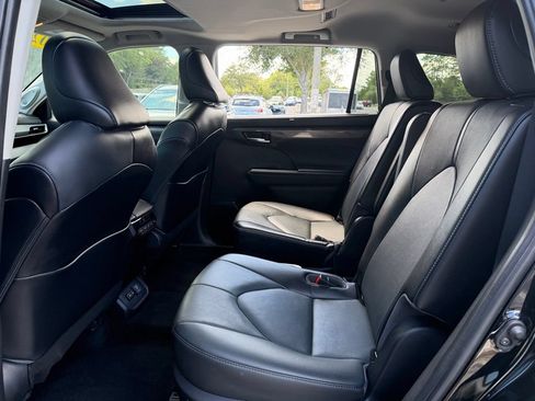 Used 2022 Toyota Highlander Limited FWD image 16