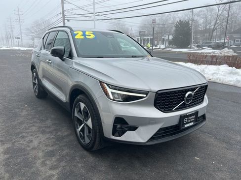 Certified 2025 Volvo XC40 B5 Plus AWD/4WD image 6