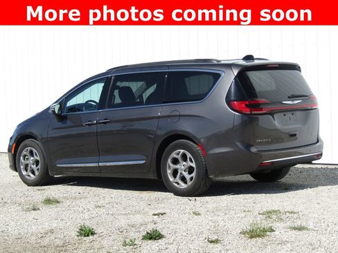 Used 2023 Chrysler Pacifica Limited FWD image 5