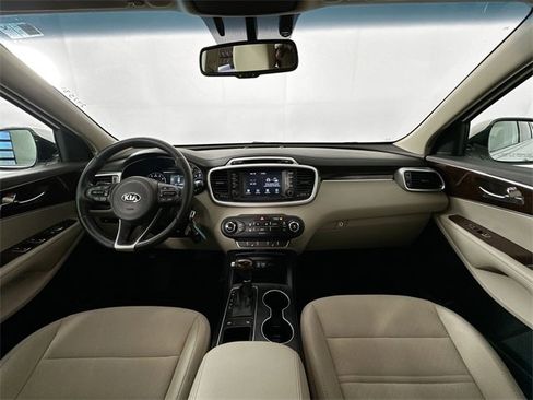 Used 2017 Kia Sorento LX w/ LX Convenience Package image 3