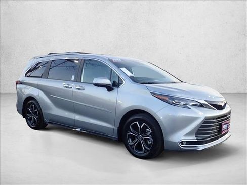 Used 2025 Toyota Sienna Platinum image 5