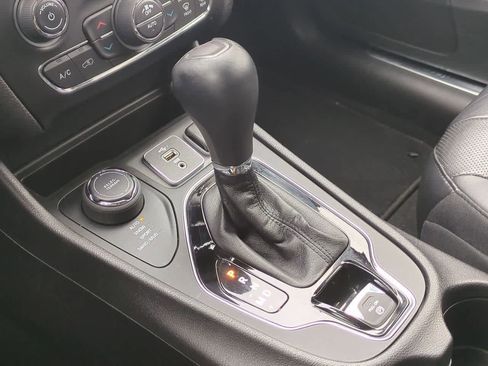 Used 2021 Jeep Cherokee Limited image 31