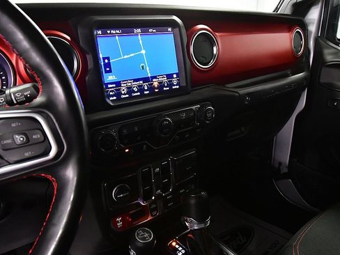 Used 2022 Jeep Wrangler Unlimited Rubicon w/ Cold Weather Group image 19