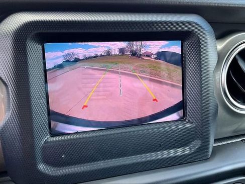 Used 2020 Jeep Wrangler Unlimited Sahara image 21