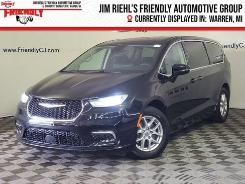 Used 2024 Chrysler Pacifica Touring-L FWD image 1