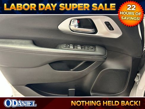 Used 2025 Chrysler Pacifica Limited FWD image 9