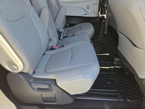 Used 2025 Toyota Sienna XLE FWD image 16