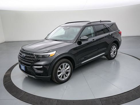 Certified 2022 Ford Explorer XLT w/ Equipment Group 202A image 8