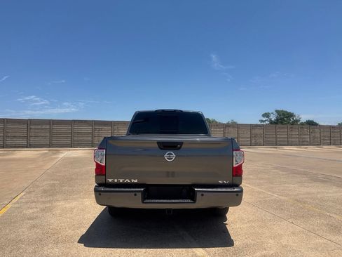 Used 2018 Nissan Titan SV w/ SV Convenience Package RWD image 18