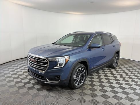 Certified 2024 GMC Terrain SLT w/ Infotainment Package II AWD/4WD image 2