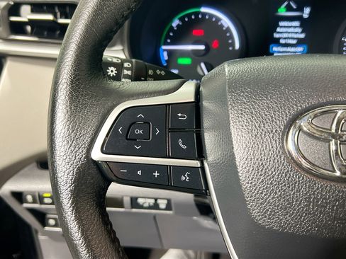 Used 2023 Toyota Sienna XLE FWD image 18