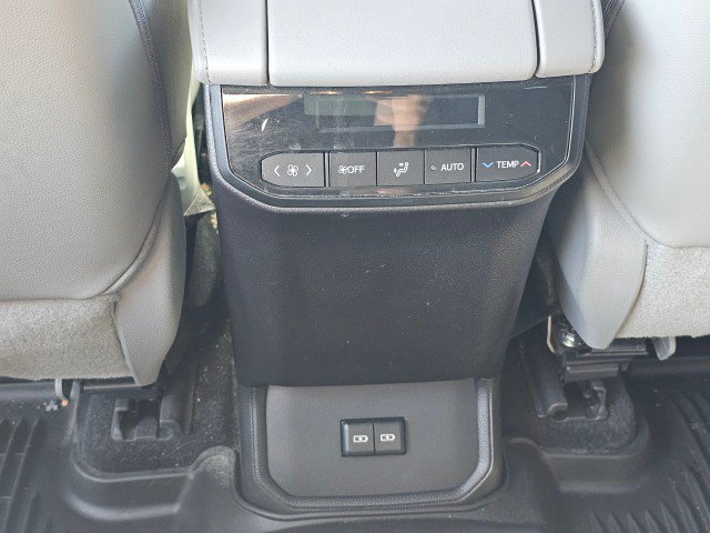 Used 2022 Toyota Highlander XLE AWD/4WD image 24
