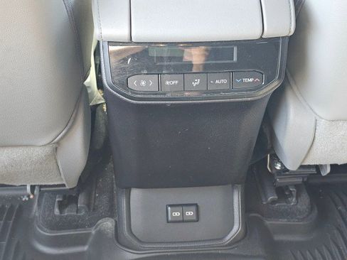 Used 2022 Toyota Highlander XLE AWD/4WD image 24