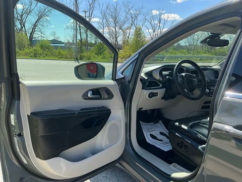Used 2022 Chrysler Pacifica Touring-L FWD image 15