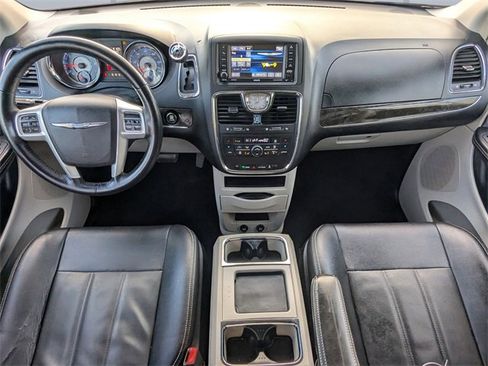 Used 2016 Chrysler Town & Country Touring w/ Driver Convenience Group image 13
