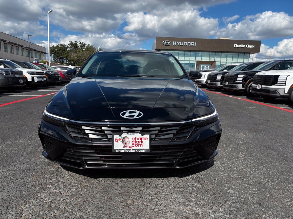 Certified 2025 Hyundai Elantra Limited FWD image 7
