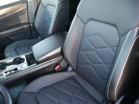 Used 2025 Volkswagen Atlas SE image 28