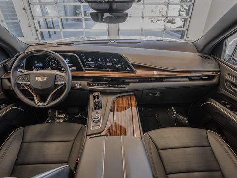 Used 2024 Cadillac Escalade Premium Luxury AWD/4WD image 8