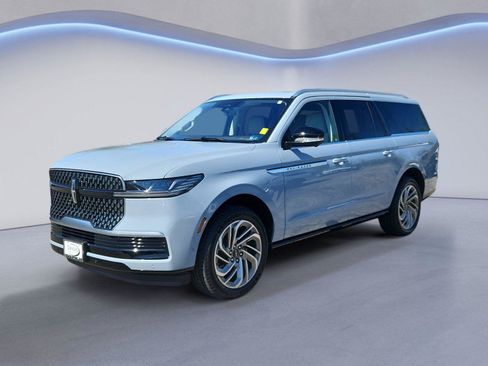 Used 2025 Lincoln Navigator L Reserve AWD/4WD image 7