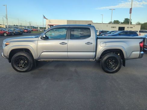 Used 2020 Toyota Tacoma SR5 AWD/4WD image 5