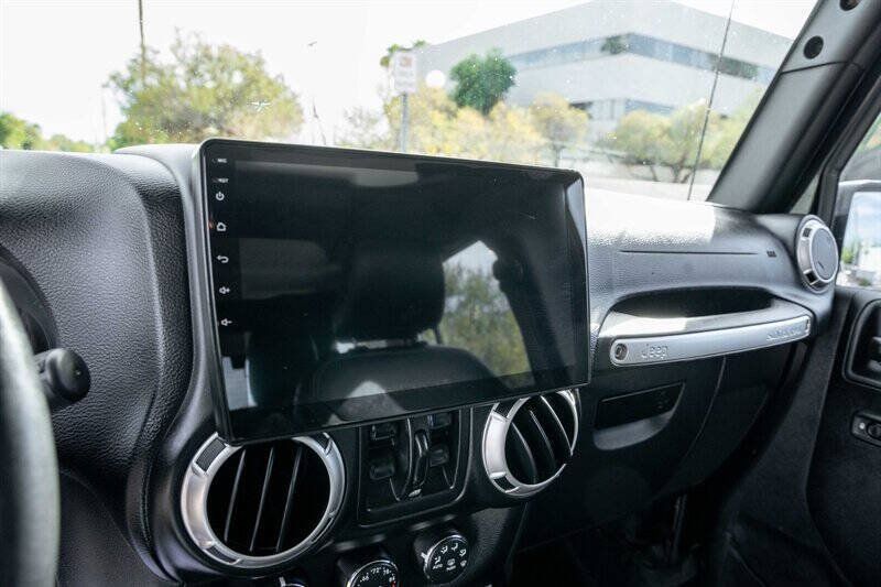Used 2017 Jeep Wrangler Unlimited Sahara w/ Connectivity Group AWD/4WD image 13
