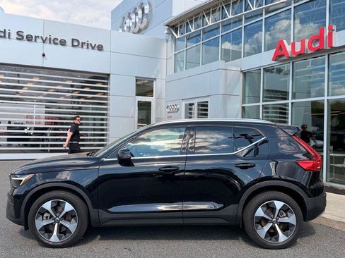 Used 2023 Volvo XC40 B5 Plus w/ Protection Package Premier AWD/4WD image 3