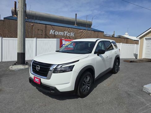 Used 2025 Nissan Pathfinder S image 11