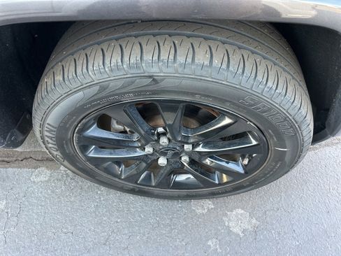 Used 2019 Jeep Grand Cherokee Altitude image 2