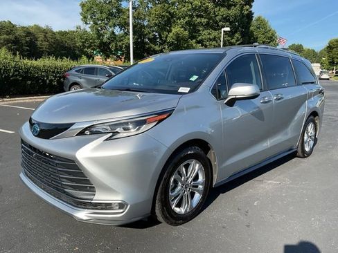 Used 2022 Toyota Sienna Platinum AWD/4WD image 2