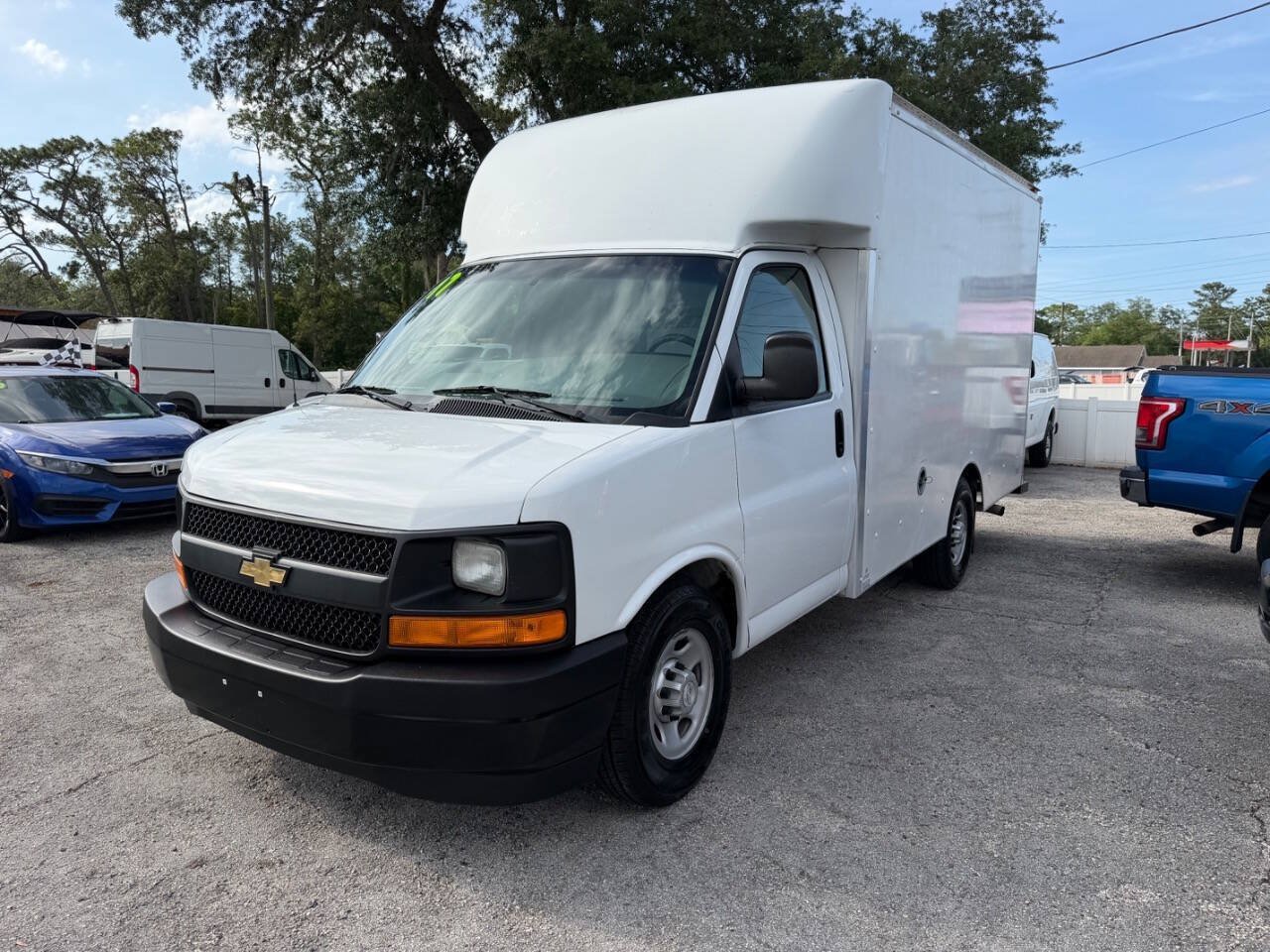 Used 2017 Chevrolet Express 3500 RWD image 5